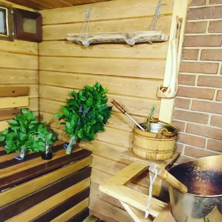 Парная с деревянными полками и вениками в усадьбе «Карелия»