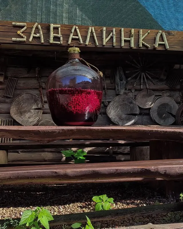Напиток рядом с печью в усадьбе «Карелия»